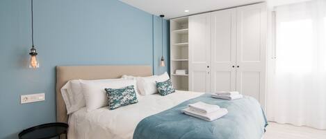 3 habitaciones, tabla de planchar con plancha, wifi y ropa de cama