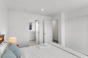 2 sovrum, värdeförvaringsskåp på rummet och strykjärn/strykbräda