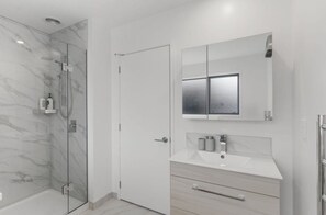 Dusche, Haartrockner, Bidet, Handtücher