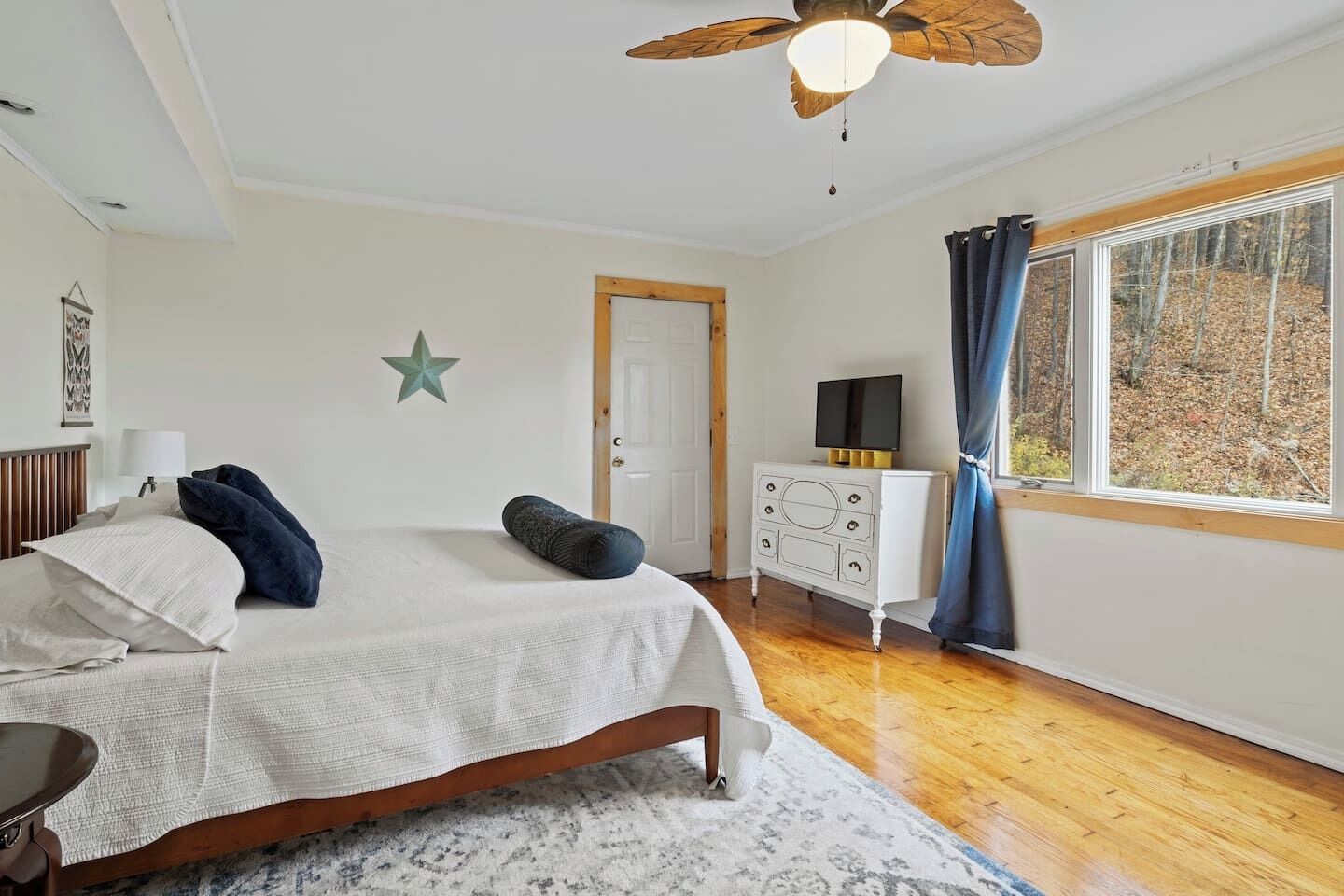 5 habitaciones, tabla de planchar con plancha, wifi y ropa de cama 