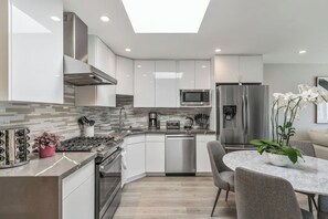 Réfrigérateur, four à micro-ondes, un four, surface de cuisson