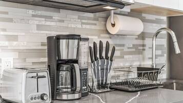 KylskÄp, mikrovÄgsugn, ugn och spishÀll