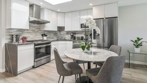 Coffee/tea maker, fridge, microwave, oven - Luxury 7BR Home Near SFO w/Parking (Daly City)