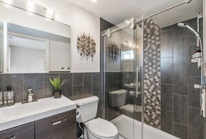 Douche, sèche-cheveux, serviettes fournies, savon