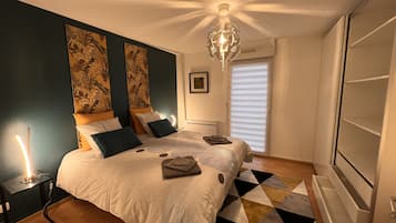 3 bedrooms, desk, soundproofing, iron/ironing board