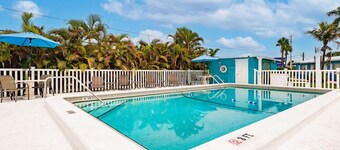 2 Bed Cozy Cottage with BBQ & Heated Pool - Near Beach!