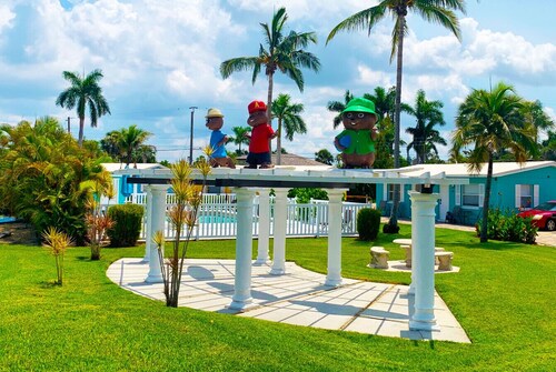 2 Bed Cozy Cottage with BBQ & Heated Pool - Near Beach!