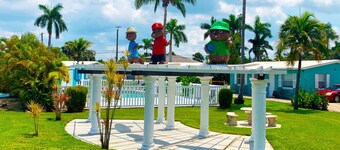 2 Bed Cozy Cottage with BBQ & Heated Pool - Near Beach!