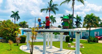 2 Bed Cozy Cottage with BBQ & Heated Pool - Near Beach!