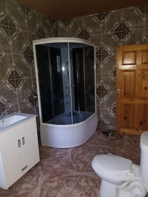 Bidé, såpe og sjampo