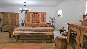 Une chambre à coucher avec un lit, une armoire en bois et un lustre.