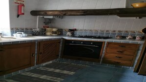 Une cuisine équipée d’une cuisinière, d’un four et de placards.