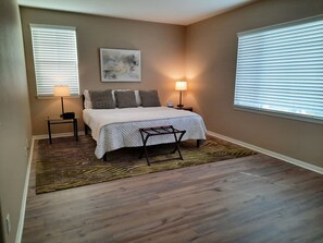 4 slaapkamers, een bureau, een strijkplank/strijkijzer, gratis wifi