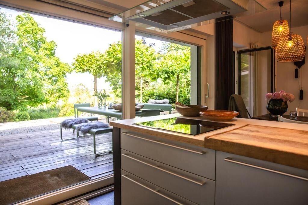 Kühlschrank, Ofen, Herdplatte, Wasserkocher mit Kaffee-/Teezubehör