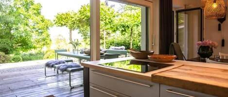 Kjøleskap, ovn, kokeplater og kaffetrakter/tekoker