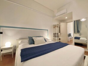 1 bedroom, premium bedding, down comforters, memory foam beds - Mazzini 12, Rapallo (Rapallo)