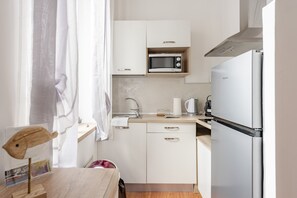 Refrigerador con freezer, microondas, horno, placa de cocina