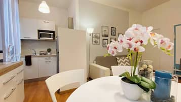 Full-sized fridge, microwave, oven, stovetop