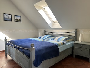 2 habitaciones, tabla de planchar con plancha, cuna de viaje y wifi 