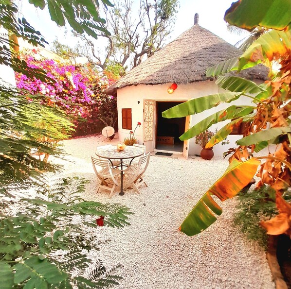 Outdoor dining - Private Jacuzzi Cosy Case 5 minutes' walk from the beach (Saly)