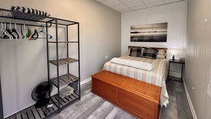 2 bedrooms, WiFi, bed sheets - 2 bedroom Budget Suite. Open floor plan (Mattoon)