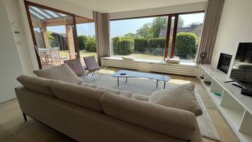 Een smart-tv en een open haard