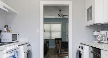 211 Turtle | King Bed | Beach Gear | 1 Block to Beach & Downtown | Dog Friendly