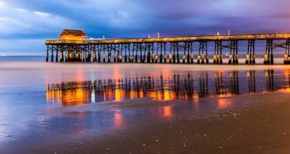 211 Turtle | King Bed | Beach Gear | 1 Block to Beach & Downtown | Dog Friendly