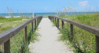 217 Dolphin | King Bed | BEACH | Walkable | Dog Friendly!