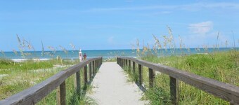 217 Dolphin | King Bed | BEACH | Walkable | Dog Friendly!