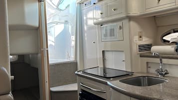 Réfrigérateur, micro-ondes, batterie de cuisine, vaisselle et ustensiles
