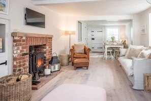 TV, fireplace - The Way, Southwold (Southwold)
