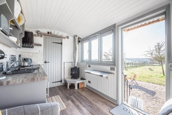 Fridge, microwave, coffee/tea maker, cookware/dishes/utensils - Lily Pad Friston (Suffolk)