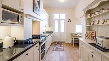 冰箱、微波炉、烤箱、炉灶