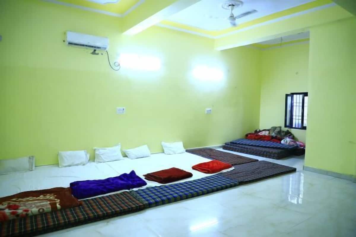Laptop workspace, soundproofing, free WiFi, bed sheets