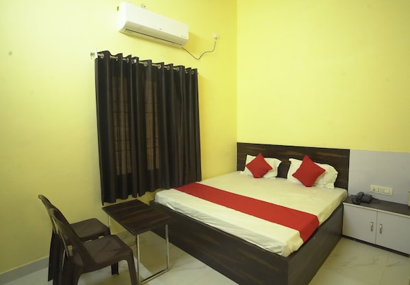 Laptop workspace, soundproofing, free WiFi, bed sheets