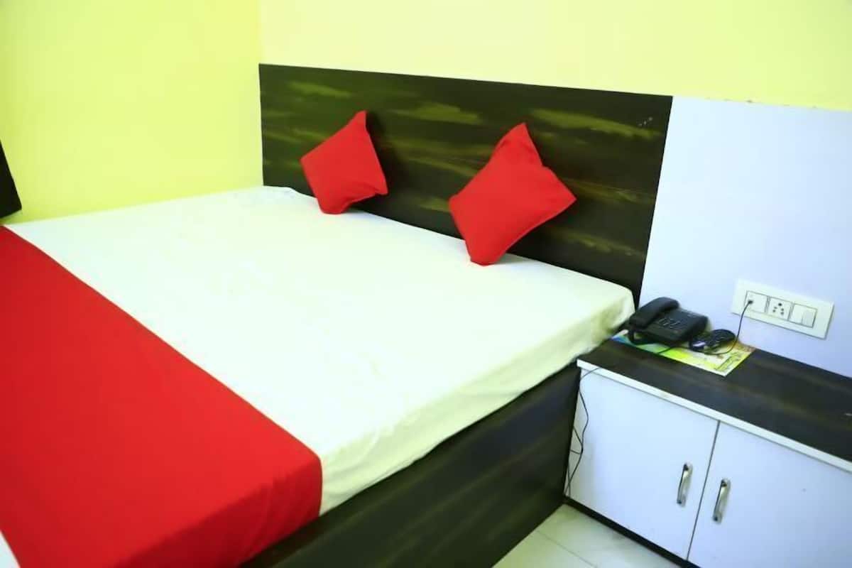 Laptop workspace, soundproofing, free WiFi, bed sheets