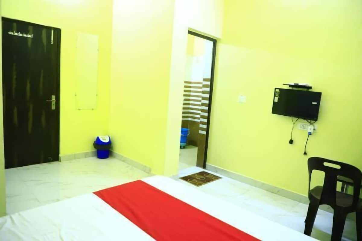 Laptop workspace, soundproofing, free WiFi, bed sheets