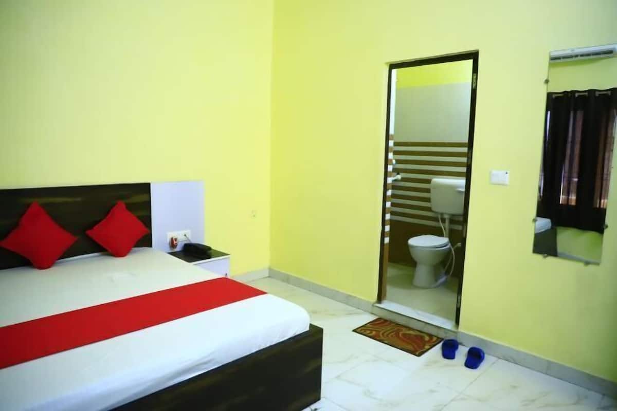 Laptop workspace, soundproofing, free WiFi, bed sheets