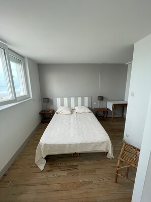 2 bedrooms, iron/ironing board, travel cot