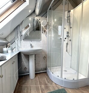 Dusche, Haartrockner, Handtücher, Toilettenpapier