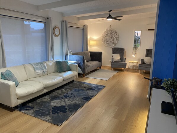 Älytelevisio, DVD-soitin, kirjoja, stereot