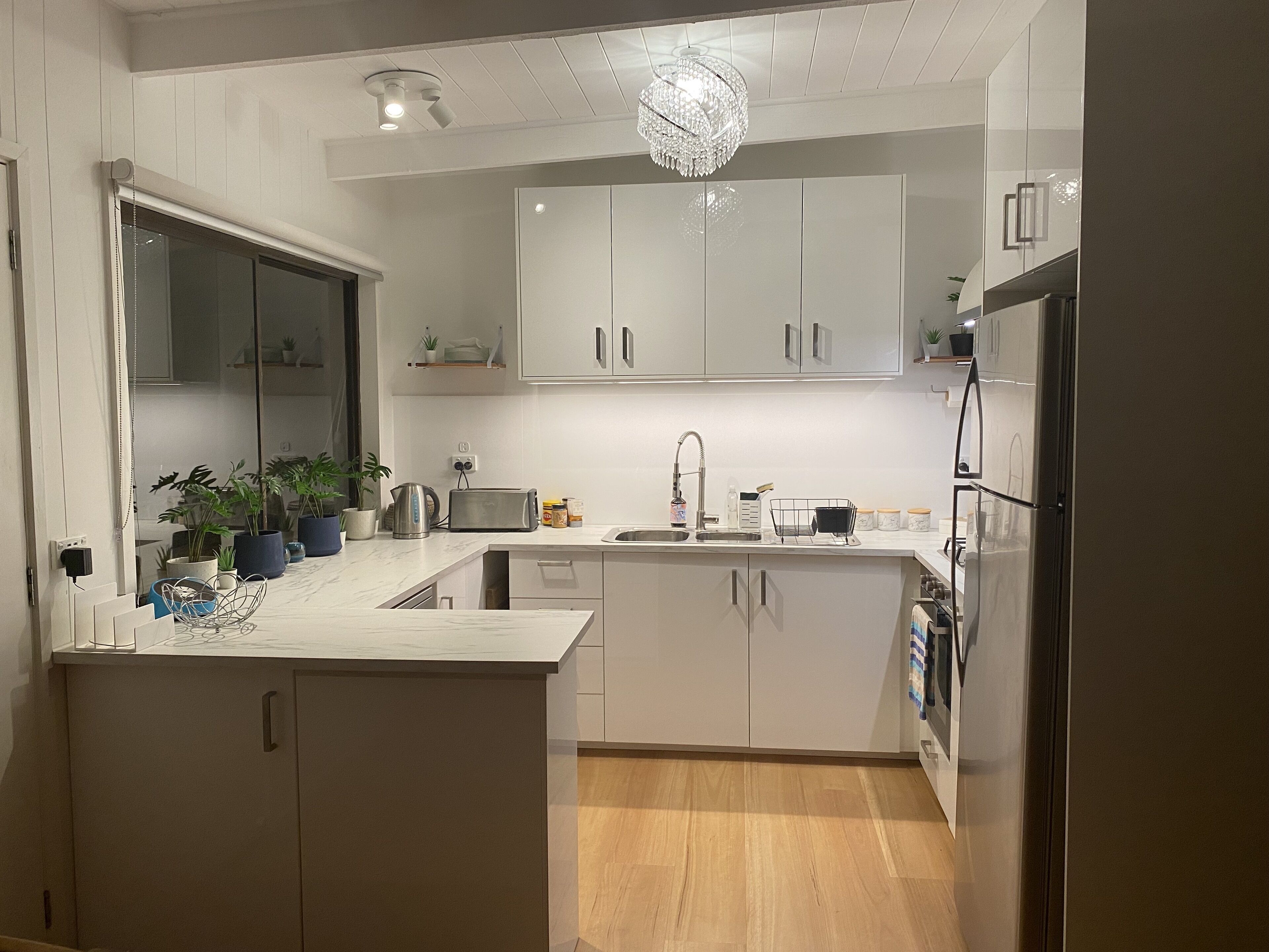 Køleskab, mikrobølgeovn, ovn, kogeplade