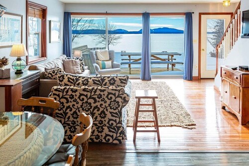 Chickadee Bay House- Oceanfront!