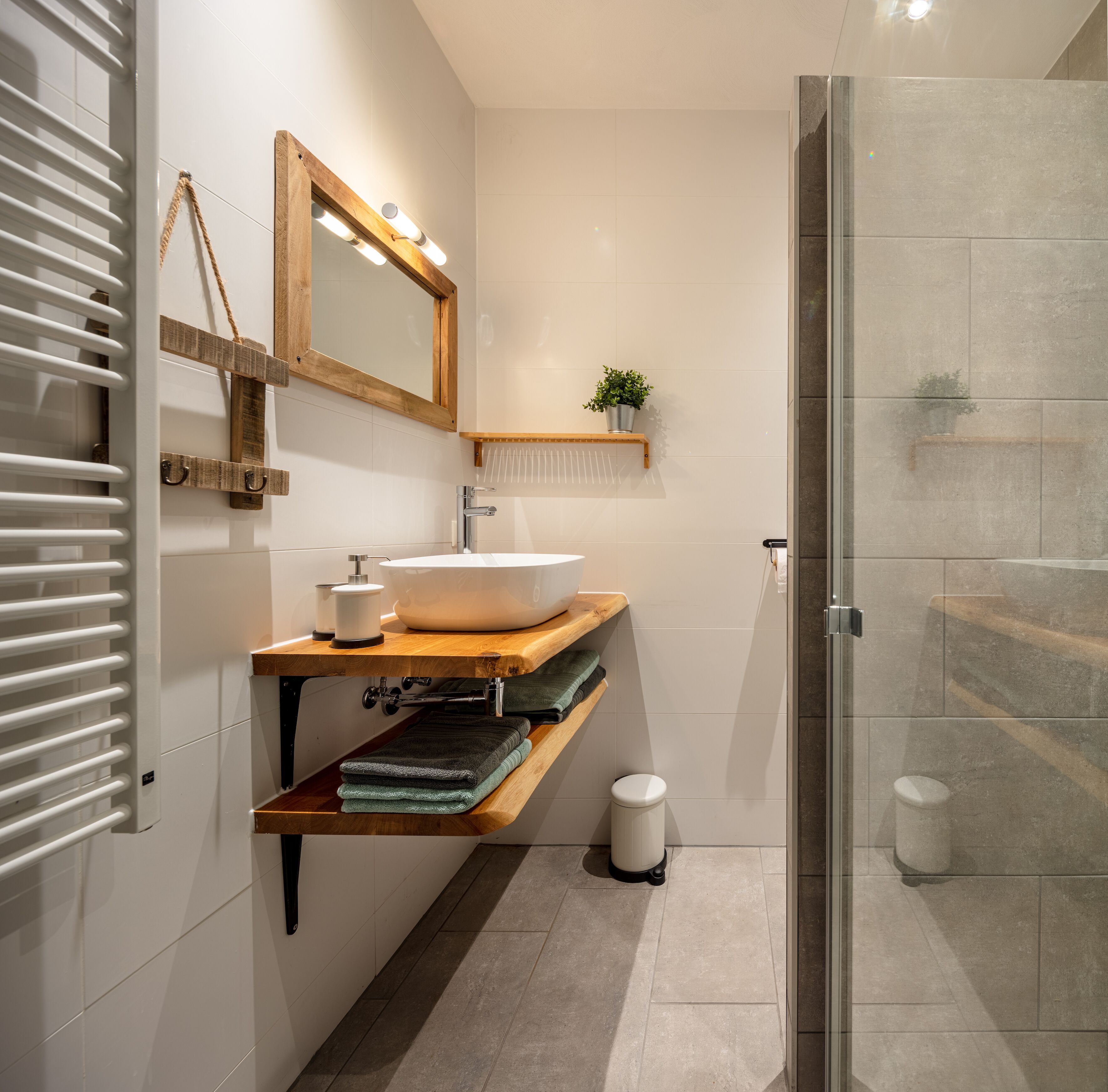 Deluxe Double Room | Bathroom | Shower, hair dryer, towels, soap