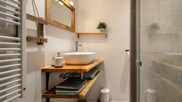 Deluxe Double Room | Bathroom | Shower, hair dryer, towels, soap