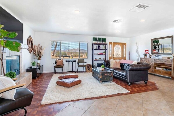 电视、壁炉、立体声音响、办公室