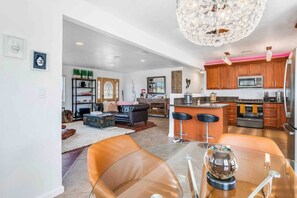 Interior - The Castle House: Bungalow w Private Spa & Gym (Joshua Tree)