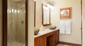 Secadora de cabello, toallas, jabón, papel de baño 