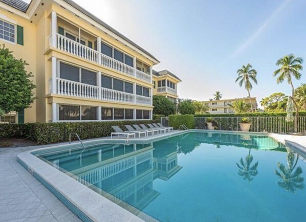 Pool - Light-filled 2 bedroom/2 bath top floor corner unit in the landmark Colonnade. (Naples)